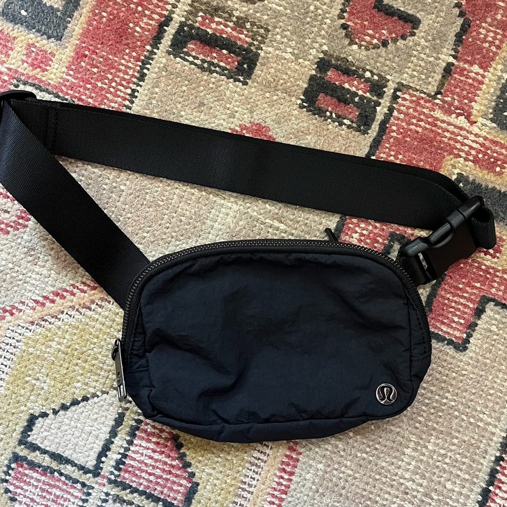 Lululemon Everywhere Belt Bag Black